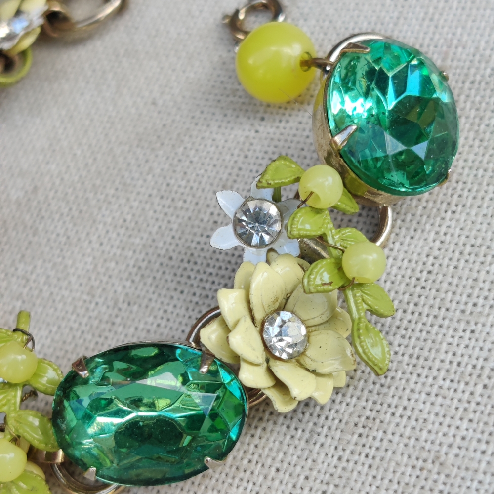 đź’ĄBOGOđź’Ą Vintage Lisner Green and Yellow Floral Bracelet - Picture 5 of 8